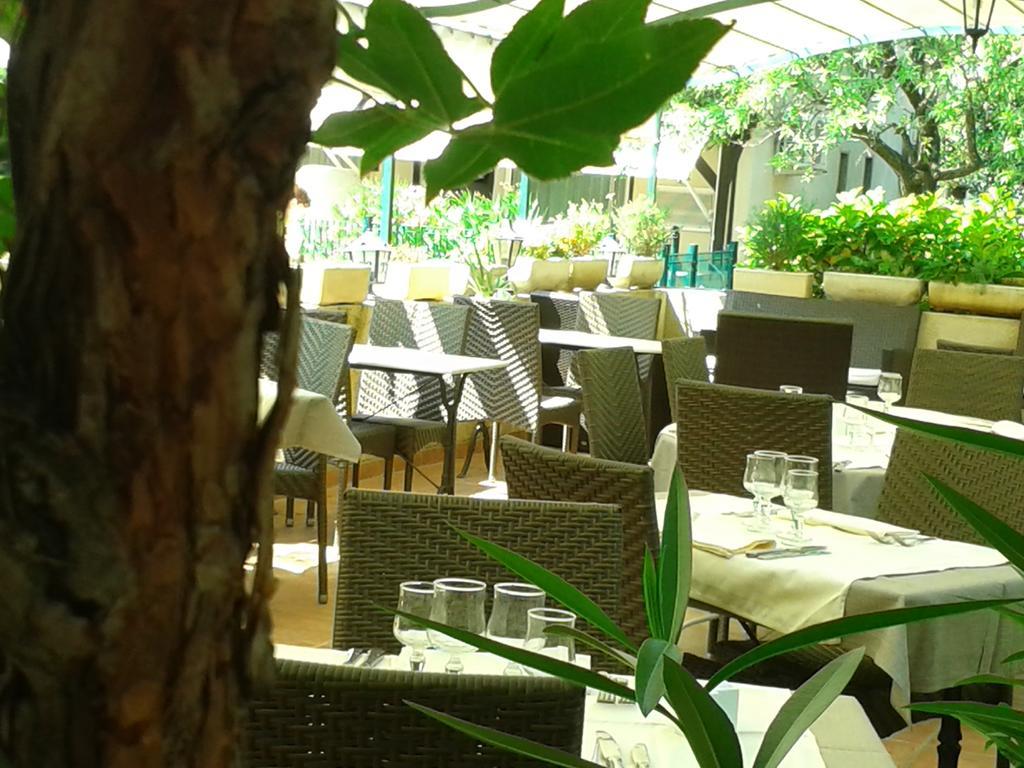 Logis Hotel - Restaurant Residence Les Cedres Villeneuve-lès-Avignon Екстериор снимка