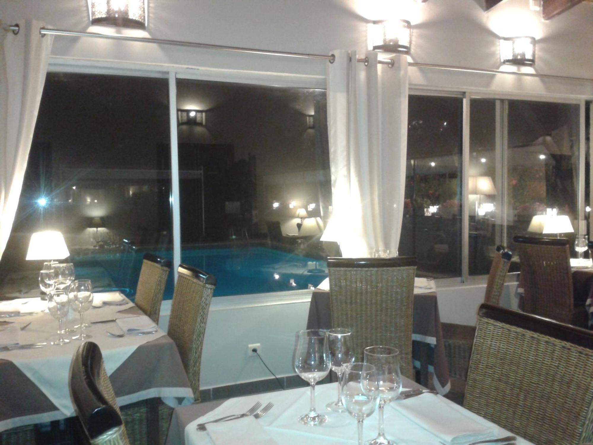 Logis Hotel - Restaurant Residence Les Cedres Villeneuve-lès-Avignon Екстериор снимка