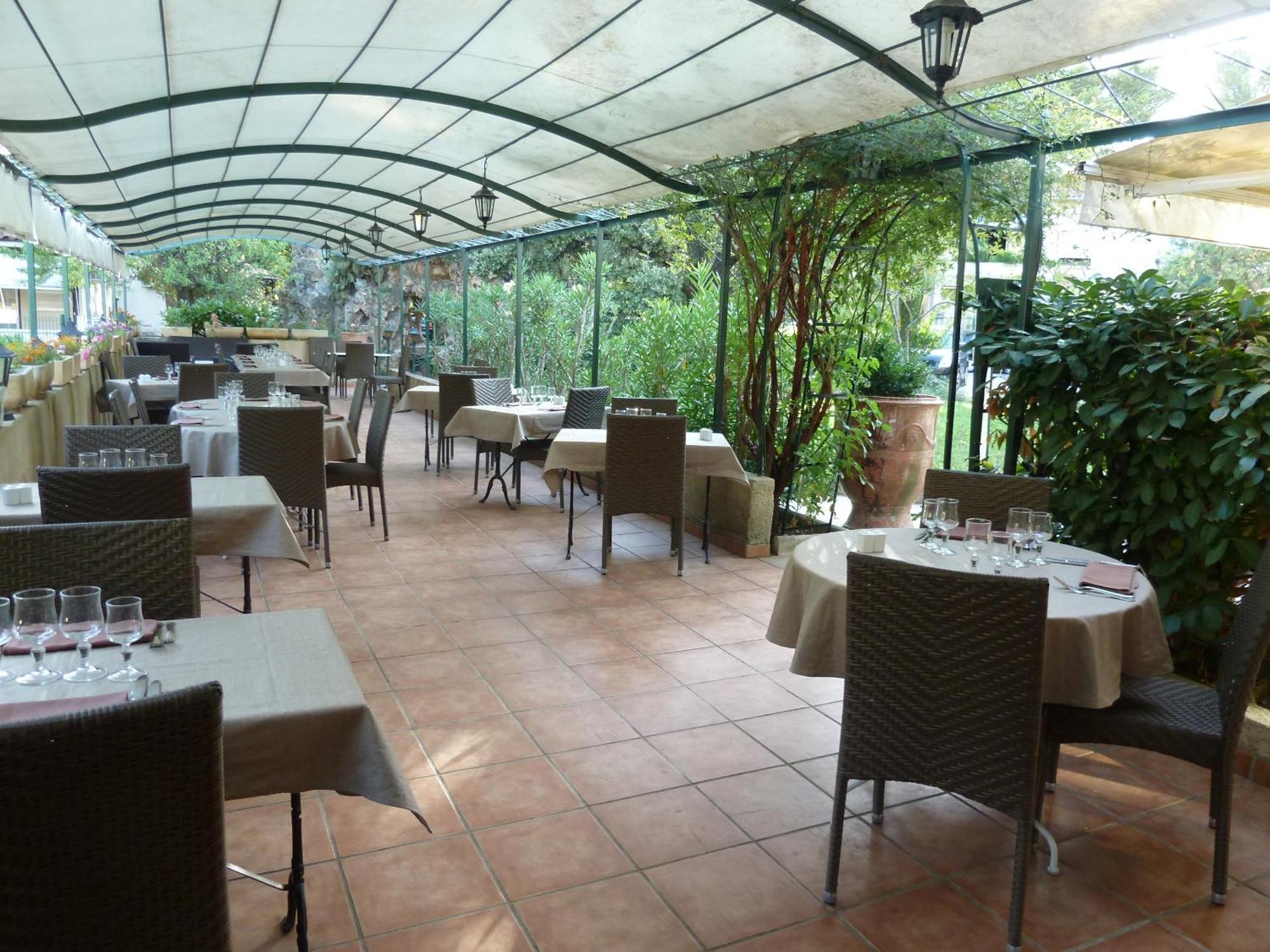 Logis Hotel - Restaurant Residence Les Cedres Villeneuve-lès-Avignon Екстериор снимка