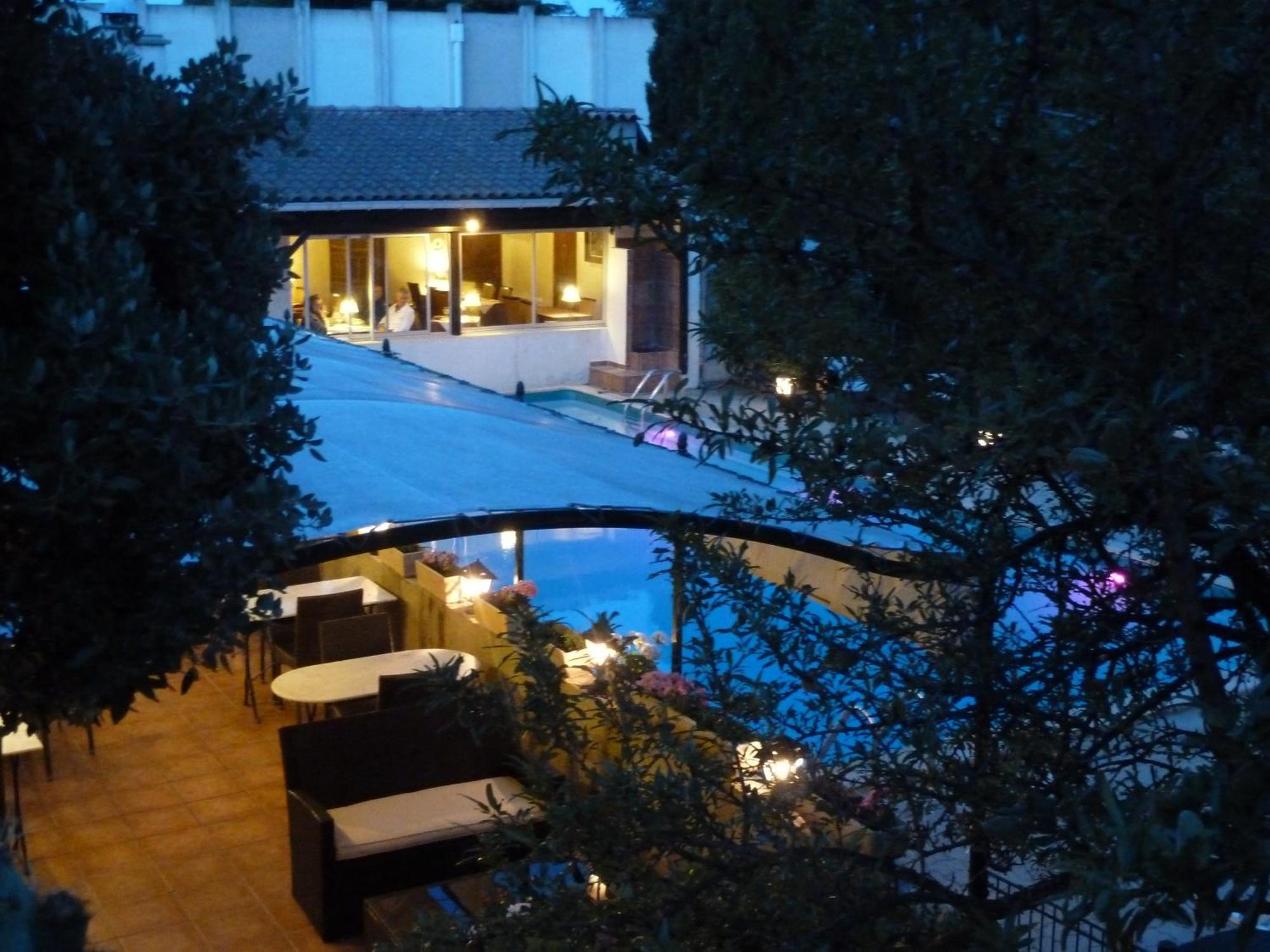 Logis Hotel - Restaurant Residence Les Cedres Villeneuve-lès-Avignon Екстериор снимка