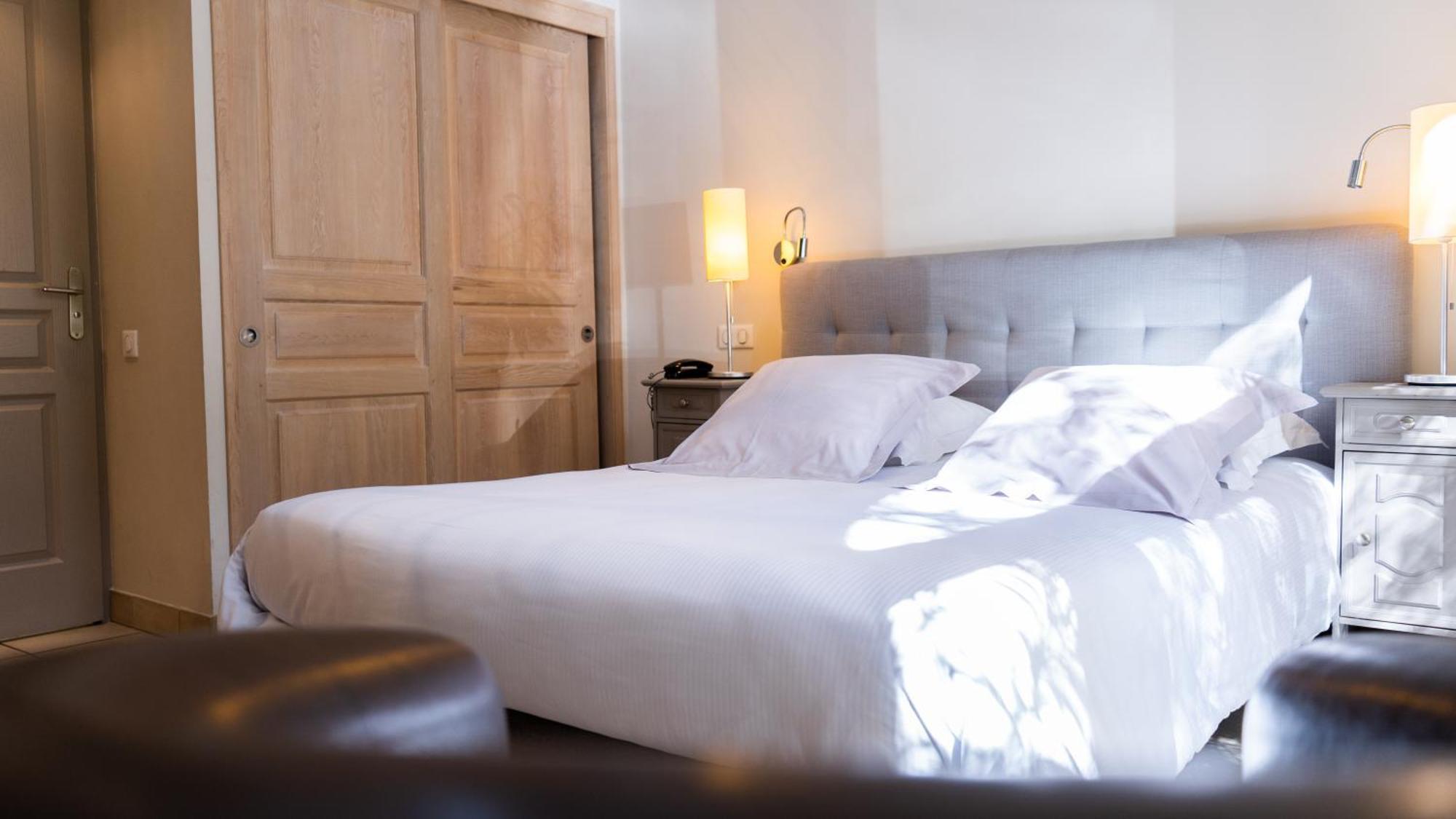 Logis Hotel - Restaurant Residence Les Cedres Villeneuve-lès-Avignon Екстериор снимка