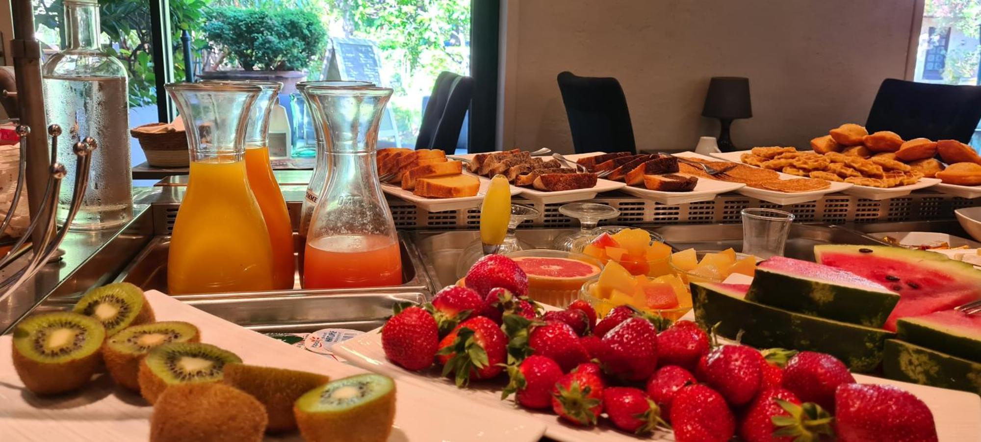 Logis Hotel - Restaurant Residence Les Cedres Villeneuve-lès-Avignon Екстериор снимка