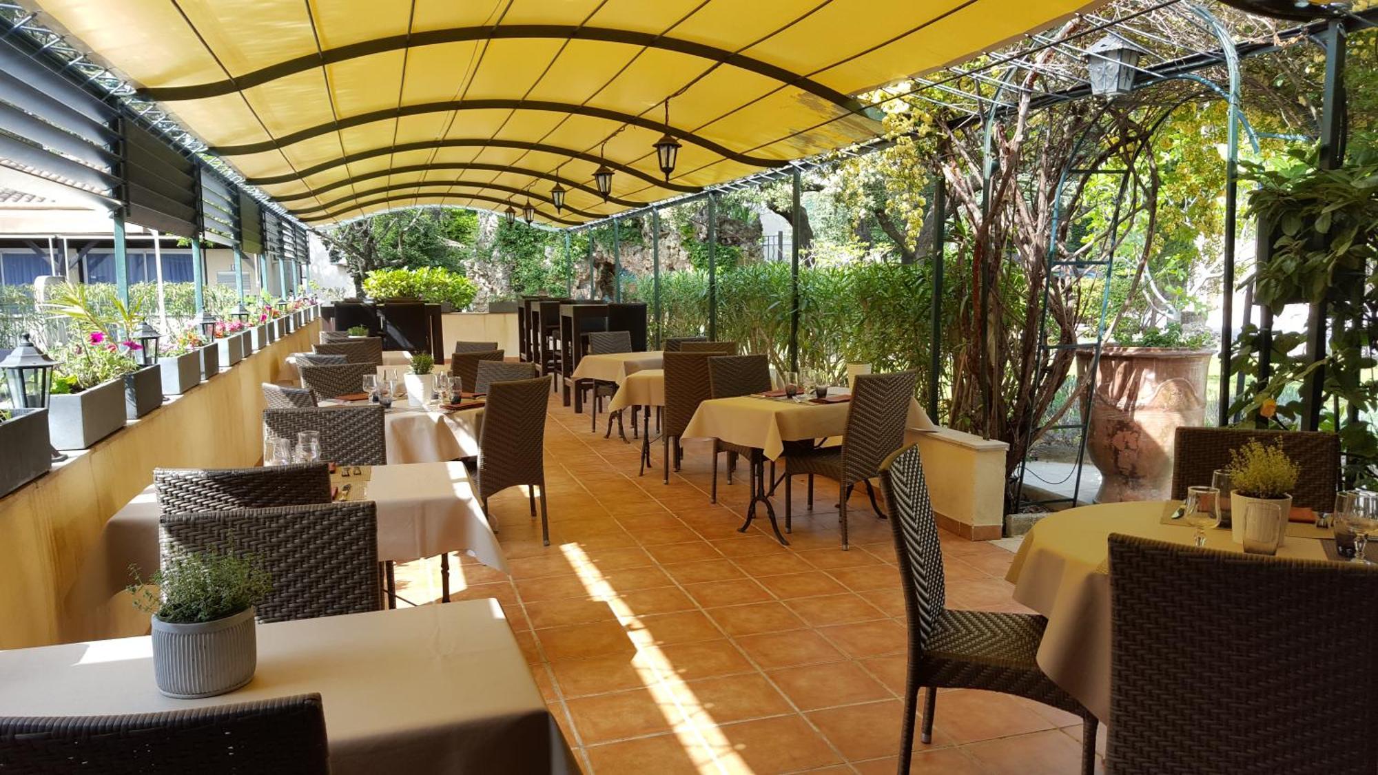 Logis Hotel - Restaurant Residence Les Cedres Villeneuve-lès-Avignon Екстериор снимка