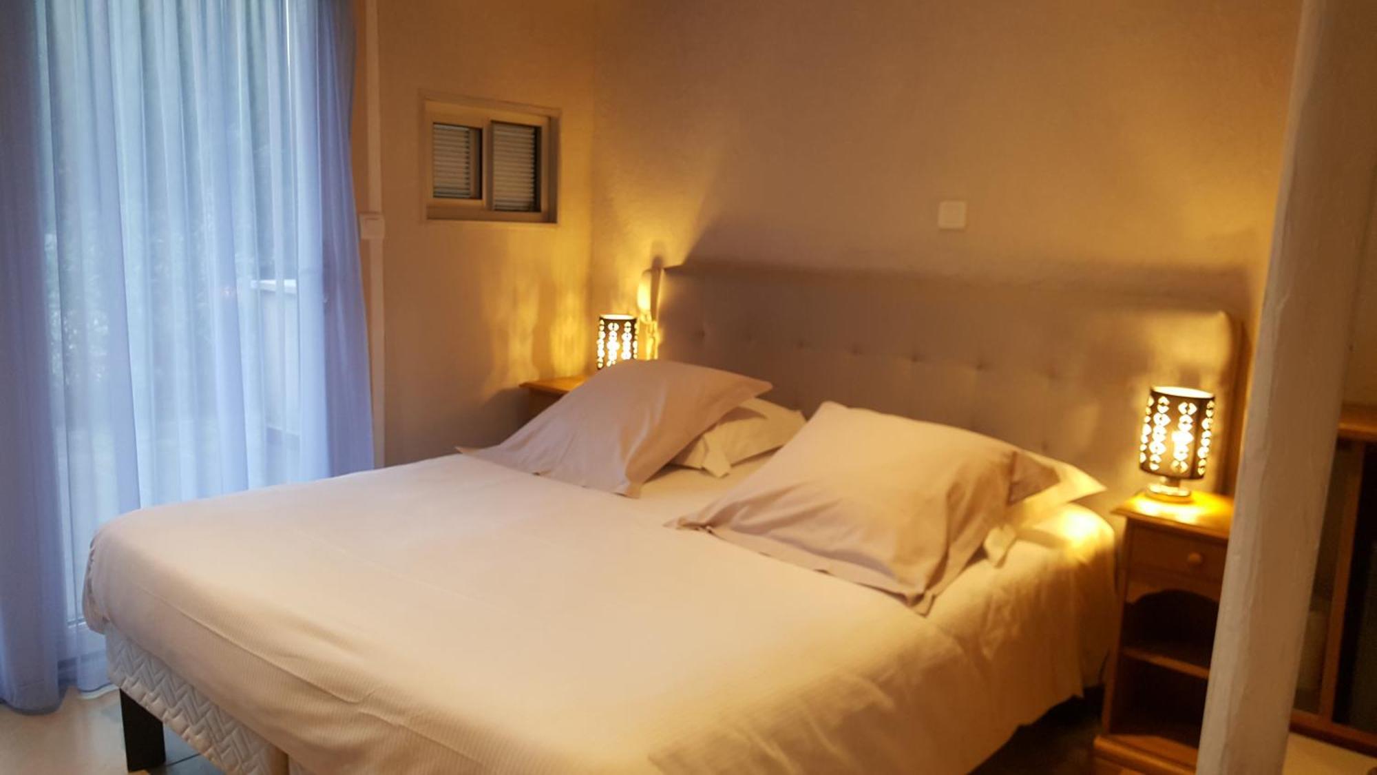 Logis Hotel - Restaurant Residence Les Cedres Villeneuve-lès-Avignon Екстериор снимка