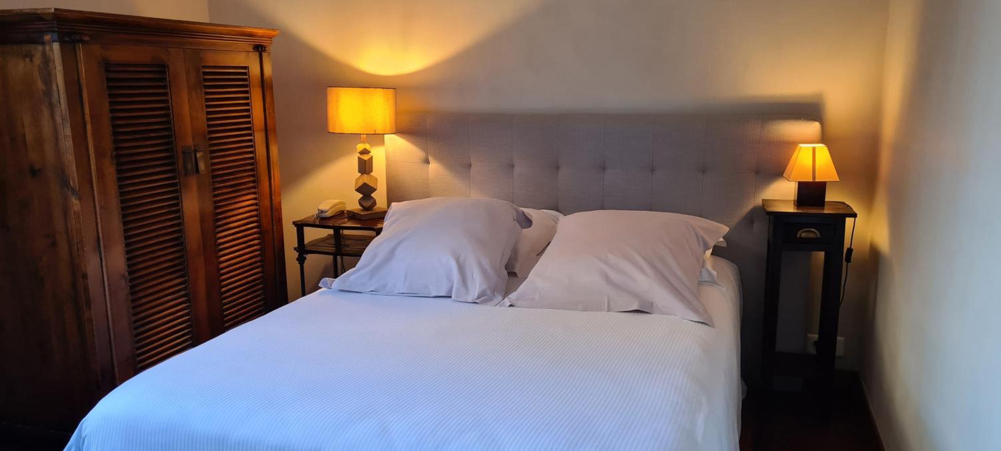 Logis Hotel - Restaurant Residence Les Cedres Villeneuve-lès-Avignon Екстериор снимка