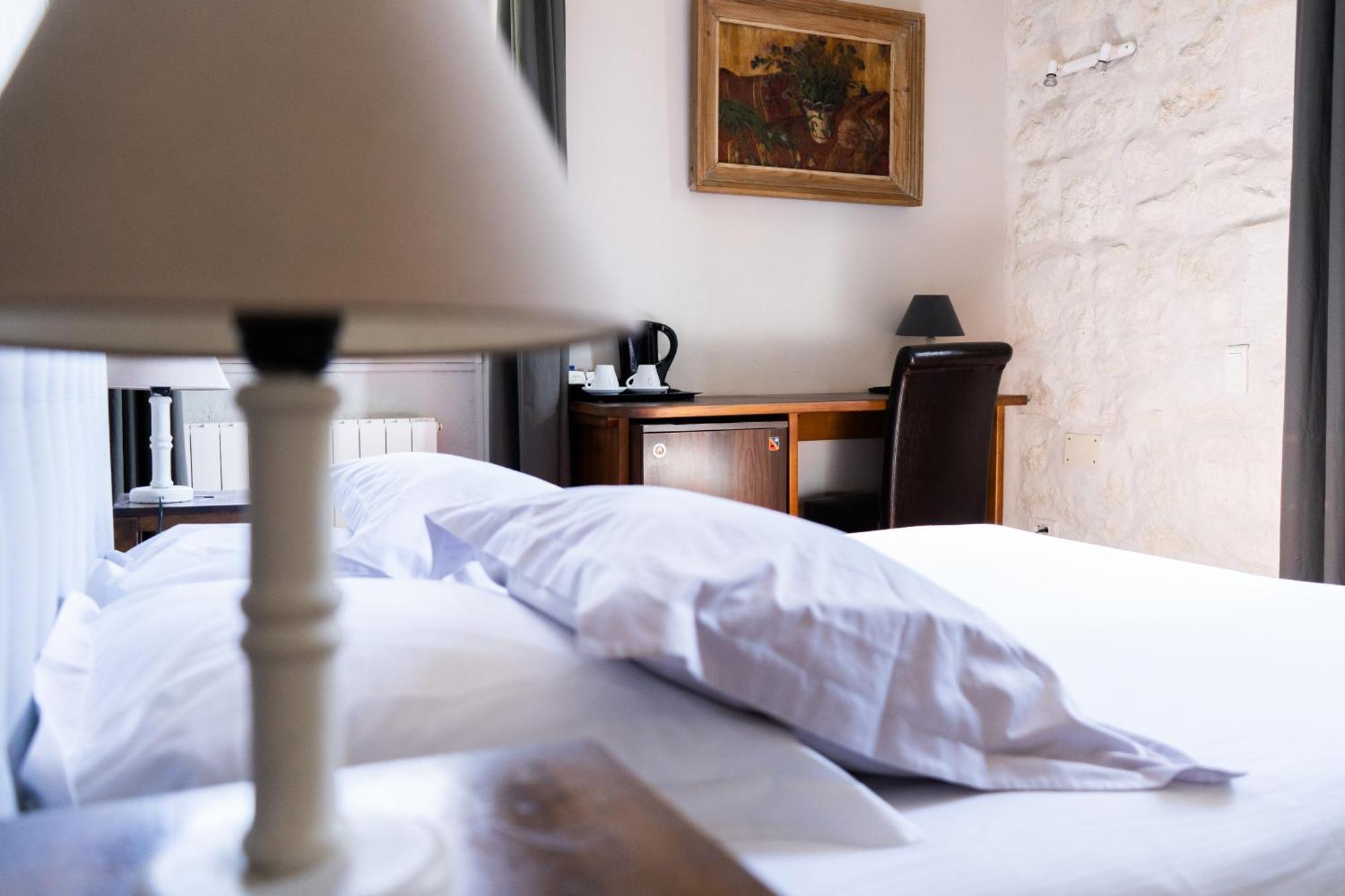 Logis Hotel - Restaurant Residence Les Cedres Villeneuve-lès-Avignon Екстериор снимка
