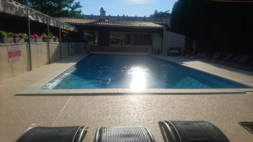 Logis Hotel - Restaurant Residence Les Cedres Villeneuve-lès-Avignon Екстериор снимка