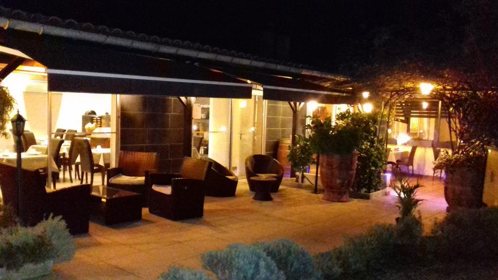 Logis Hotel - Restaurant Residence Les Cedres Villeneuve-lès-Avignon Екстериор снимка