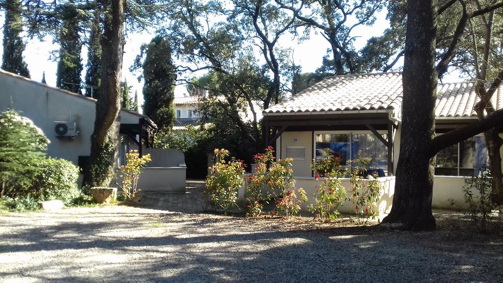 Logis Hotel - Restaurant Residence Les Cedres Villeneuve-lès-Avignon Екстериор снимка