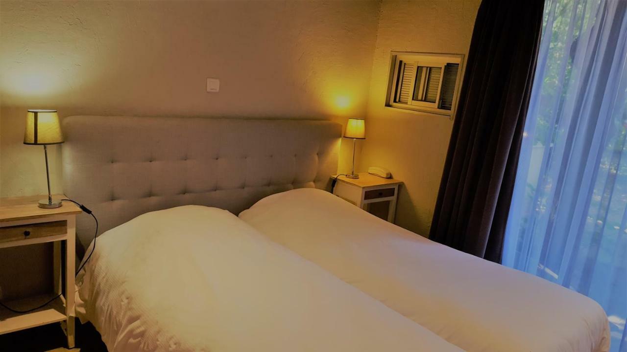 Logis Hotel - Restaurant Residence Les Cedres Villeneuve-lès-Avignon Екстериор снимка
