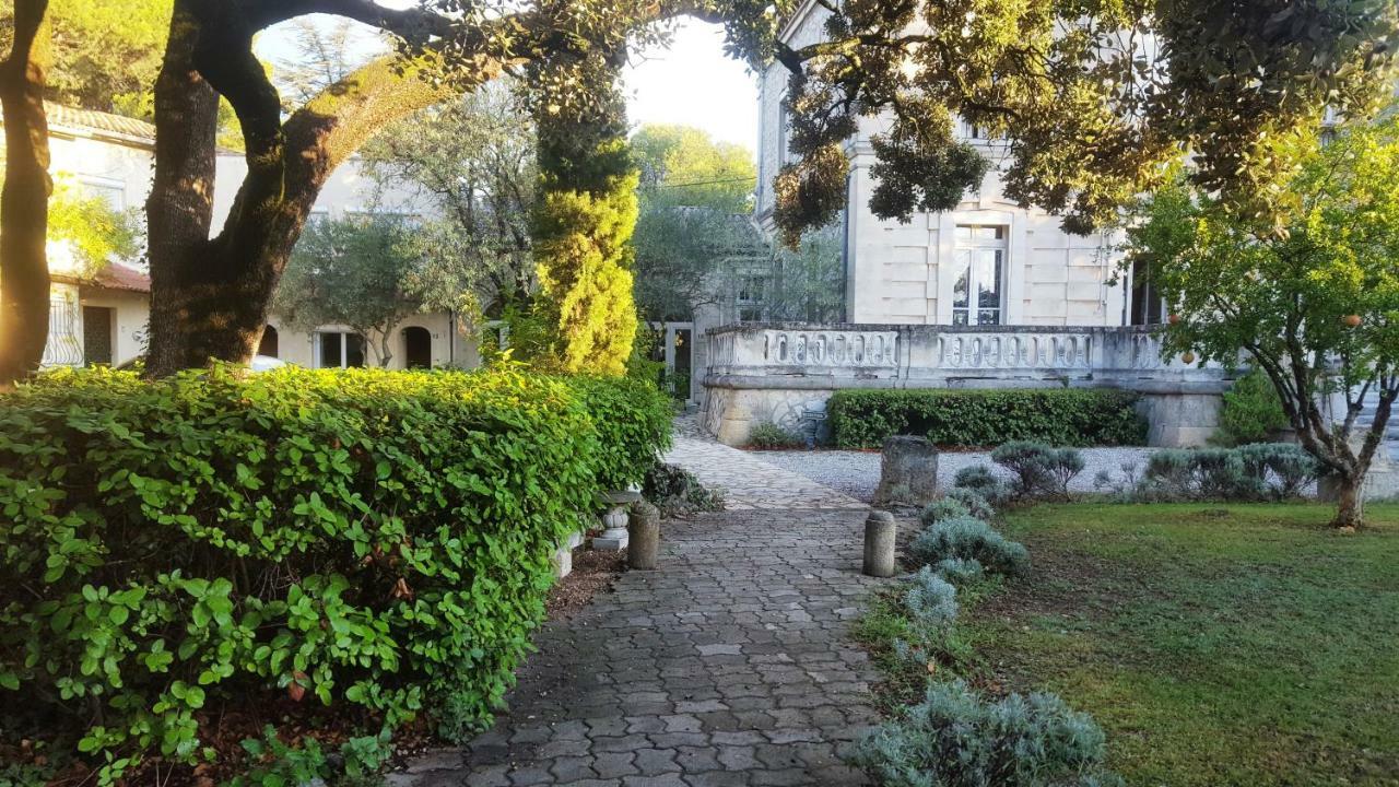 Logis Hotel - Restaurant Residence Les Cedres Villeneuve-lès-Avignon Екстериор снимка